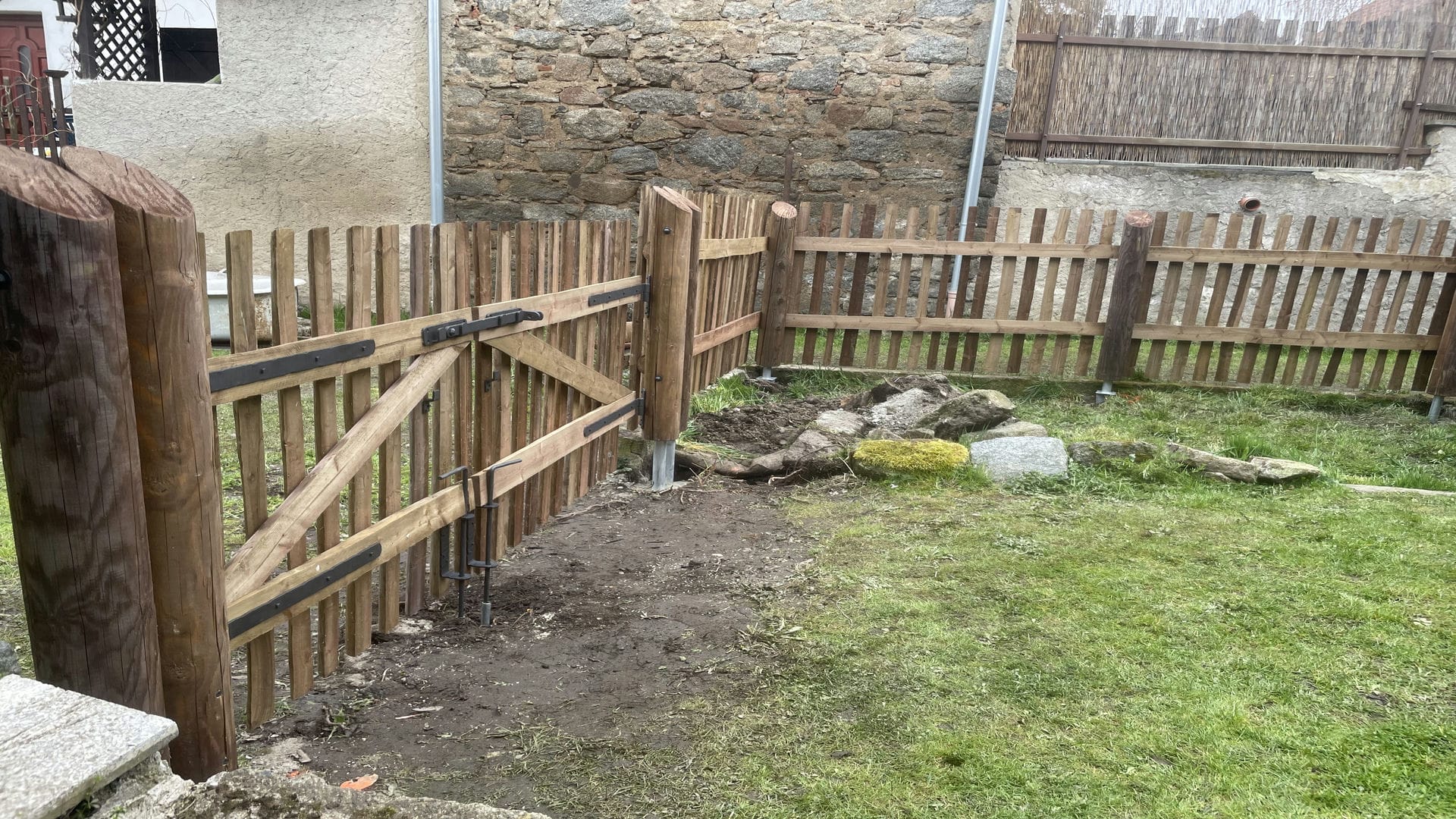 Obrázek 2 / Dřevěné ploty - strojně loupané   - realizace Drážkov 04-2023